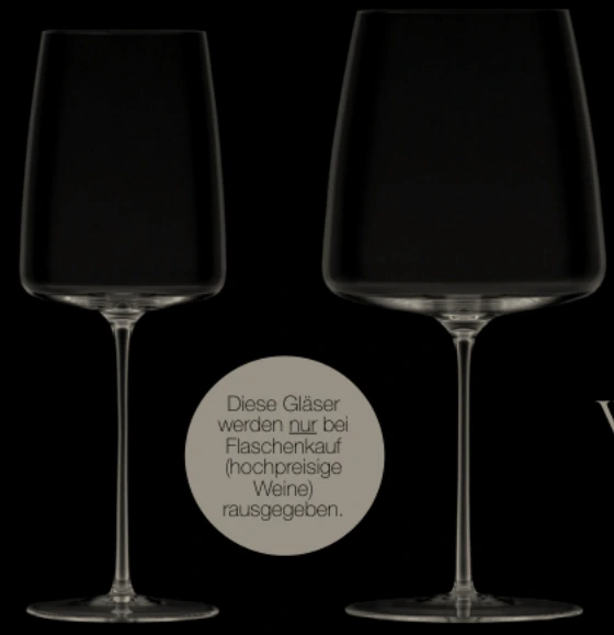 Beide handgemachten Zwiesel Simplify Gläser: leicht und frisch links, samtig und üppig rechts, mit dem vollständigen Originalhinweis zum Flaschenkauf